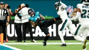 Un receveur des Jaguars capte le ballon dans l'en-but face aux Eagles à Londres, octobre 2026