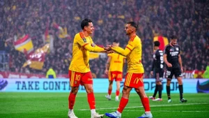 Florian Thauvin et Ruben Aguilar se félicitent sous le maillot de Lens contre Lyon à Bollaert, octobre 2026