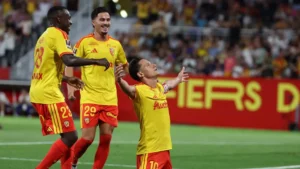 Florian Thauvin, bras écartés, célèbre un but sous le maillot du RC Lens à Bollaert, saison 2026-2027