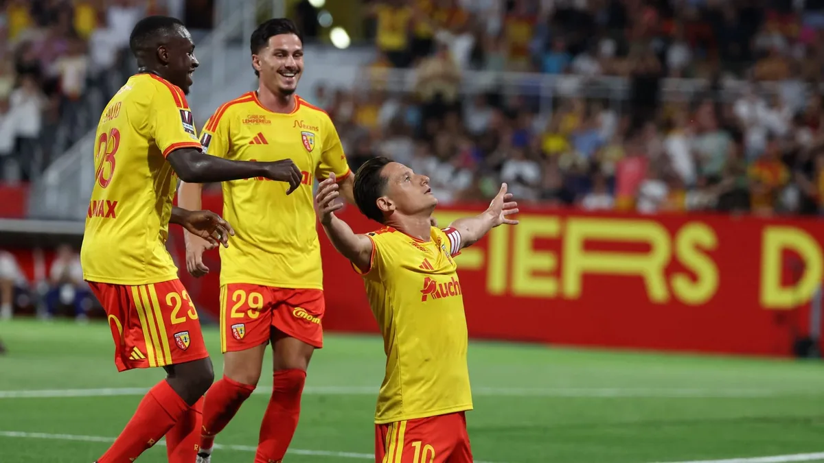 Florian Thauvin, bras écartés, célèbre un but sous le maillot du RC Lens à Bollaert, saison 2026-2027