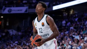 Théo Maledon, numéro 12 du Real Madrid, ballon en main lors d'un match d'EuroLigue à Madrid