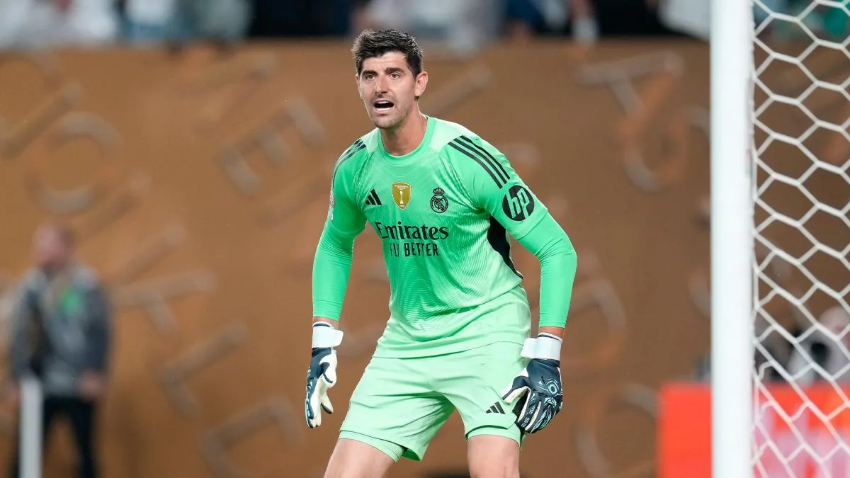 Thibaut Courtois dans les buts du Real Madrid, en tenue verte de gardien