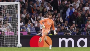 Thibaut Courtois relance au pied sous le maillot du Real Madrid au Bernabéu en Ligue des champions