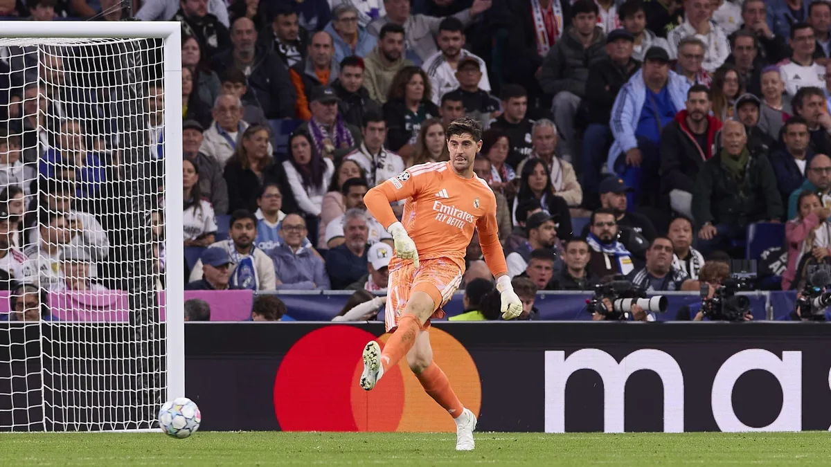 Thibaut Courtois relance au pied sous le maillot du Real Madrid au Bernabéu en Ligue des champions