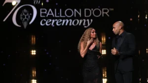 Thierry Henry et Kate Scott sur la scène de la cérémonie du Ballon d'Or 2026 à Londres, le 26 octobre