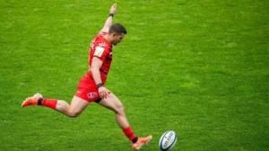 Thomas Ramos frappe au but sous le maillot du Stade Toulousain lors de Toulon-Toulouse, Champions Cup, avril 2025