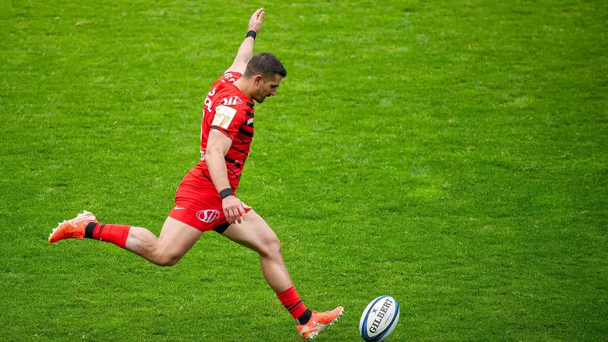 Thomas Ramos frappe au but sous le maillot du Stade Toulousain lors de Toulon-Toulouse, Champions Cup, avril 2025