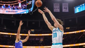 Tidjane Salaün tire à mi-distance sous le maillot des Charlotte Hornets face au Magic à Orlando