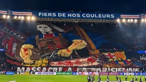 Tifo des ultras du PSG montrant un tueur masqué découpant l'écusson du Barça au Parc des Princes