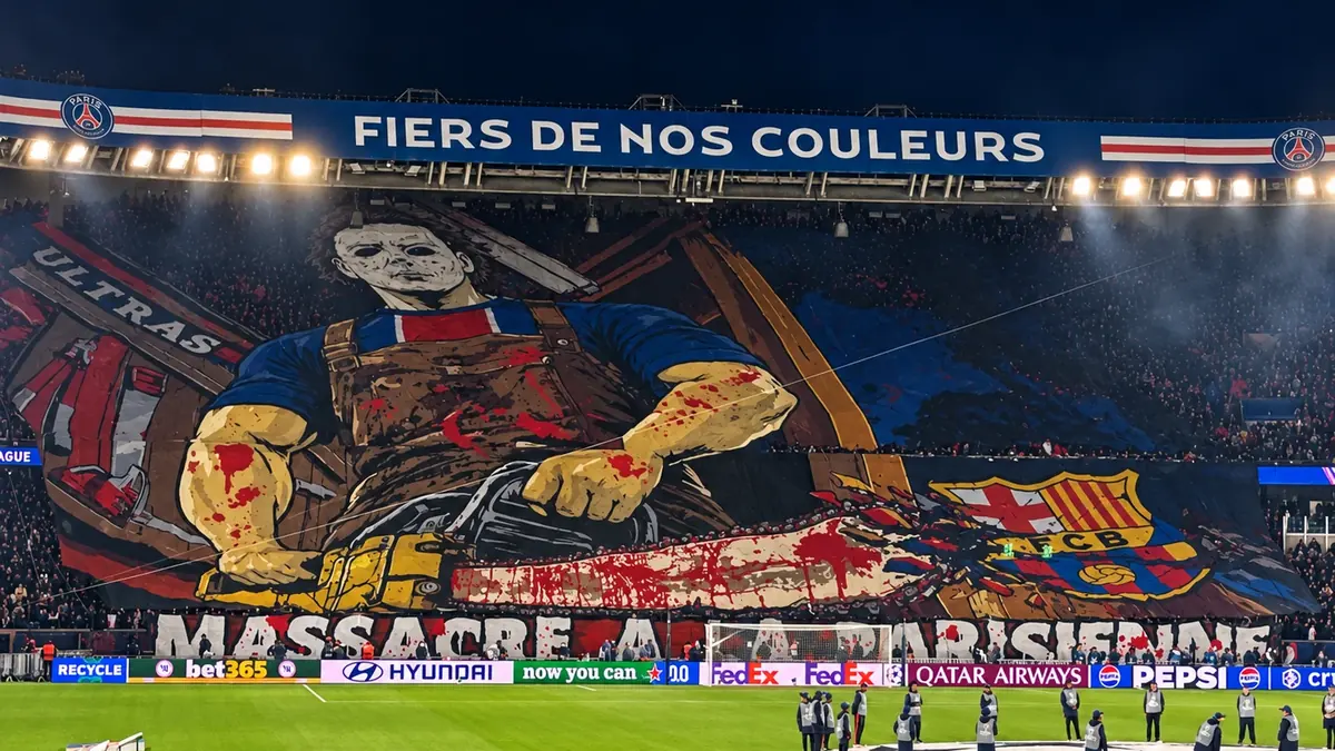 Tifo des ultras du PSG montrant un tueur masqué découpant l'écusson du Barça au Parc des Princes