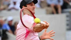 Tommy Paul frappe un coup droit en match à Roland-Garros, saison 2026