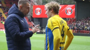 Tonda Eckert donne des consignes à Flynn Downes lors de Charlton-Southampton en novembre 2025