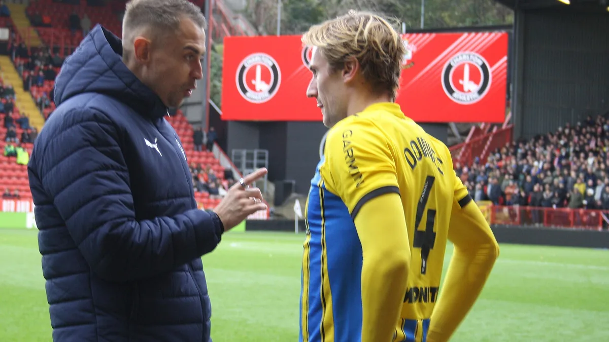 Tonda Eckert donne des consignes à Flynn Downes lors de Charlton-Southampton en novembre 2025