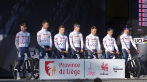 Les coureurs de l'équipe TotalEnergies présentés au départ de Liège-Bastogne-Liège, avril 2026