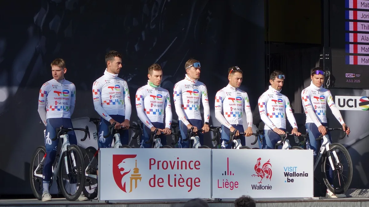 Les coureurs de l'équipe TotalEnergies présentés au départ de Liège-Bastogne-Liège, avril 2026