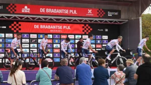 Les coureurs de l'équipe TotalEnergies à la présentation des équipes de la Flèche brabançonne à Beersel