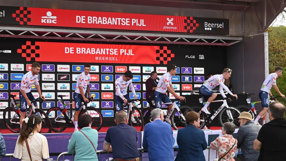 Les coureurs de l'équipe TotalEnergies à la présentation des équipes de la Flèche brabançonne à Beersel