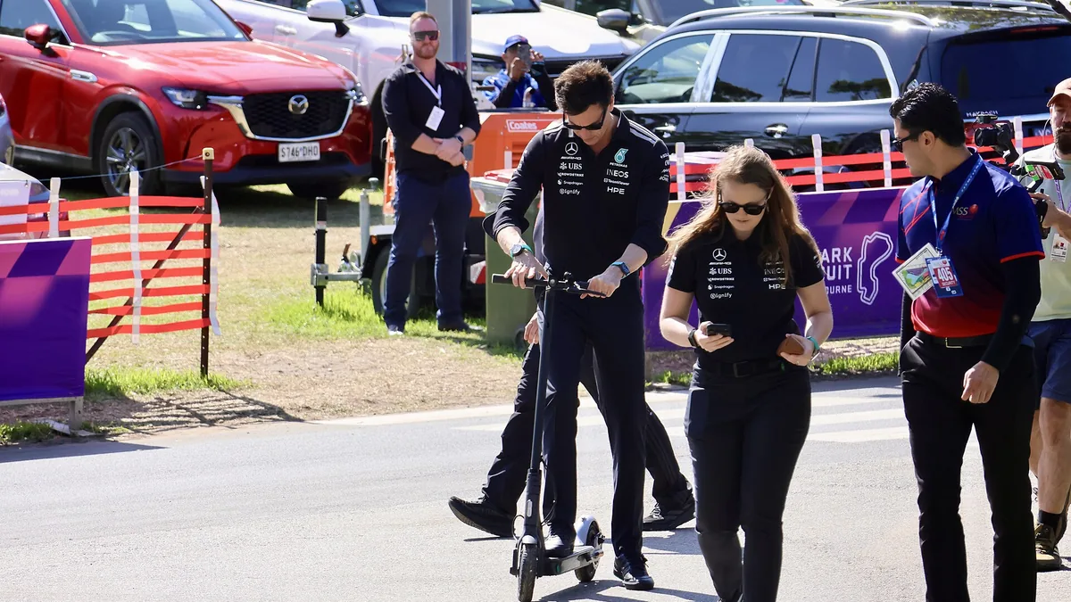Toto Wolff en tenue Mercedes dans le paddock du Grand Prix d'Australie, mars 2026