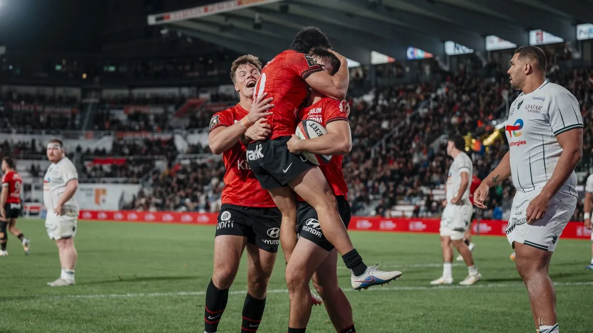 Les joueurs du RC Toulon célèbrent un essai face à la Section paloise au stade Mayol, octobre 2026