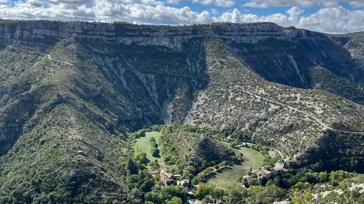 Le cirque de Navacelles, que traversera la 14e étape Montpellier-Mende du Tour de France 2027