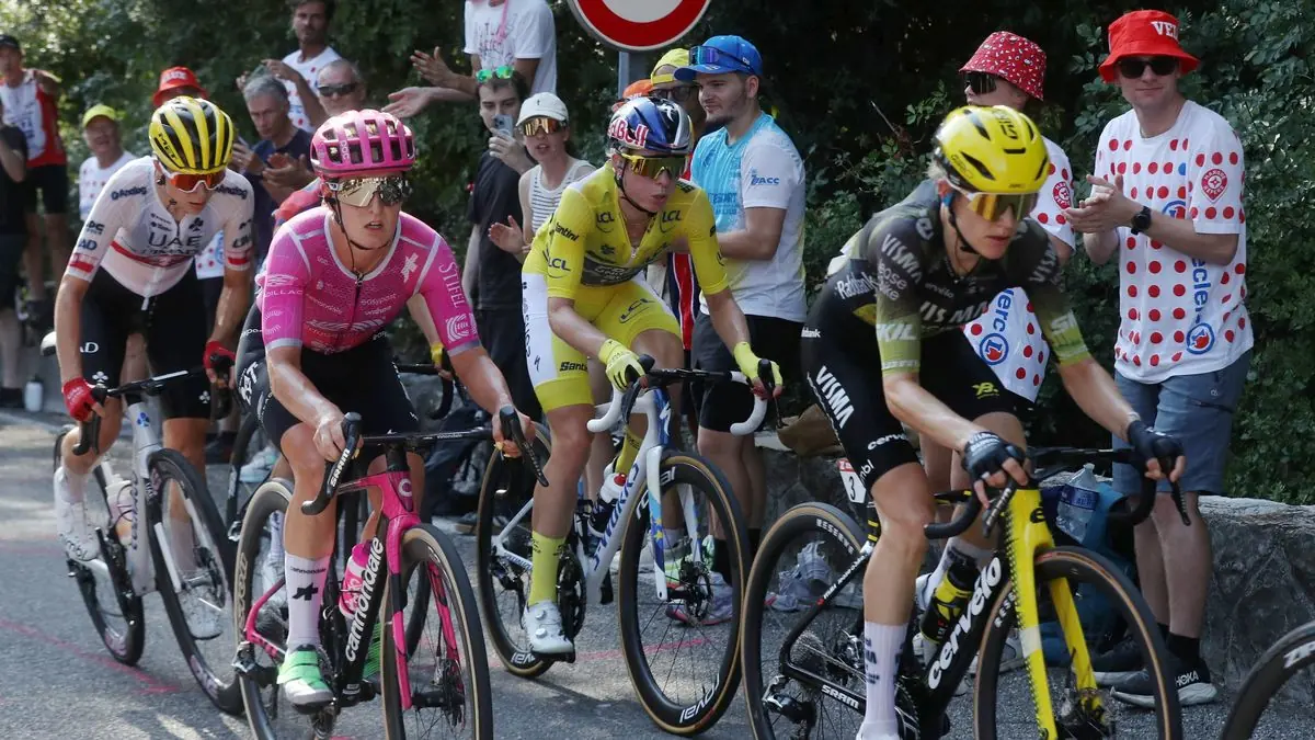 Le maillot jaune dans une ascension du Tour de France Femmes, au milieu des coureuses et des spectateurs