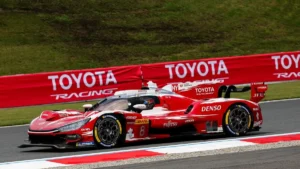 La Toyota TR010 Hybrid n°8 de Buemi, Hartley et Hirakawa en piste aux 6 Heures de Fuji, septembre 2026
