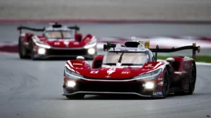 La Toyota TR010 Hybrid n°8 devant une Ferrari 499P aux 6 Heures de Barcelone, octobre 2026