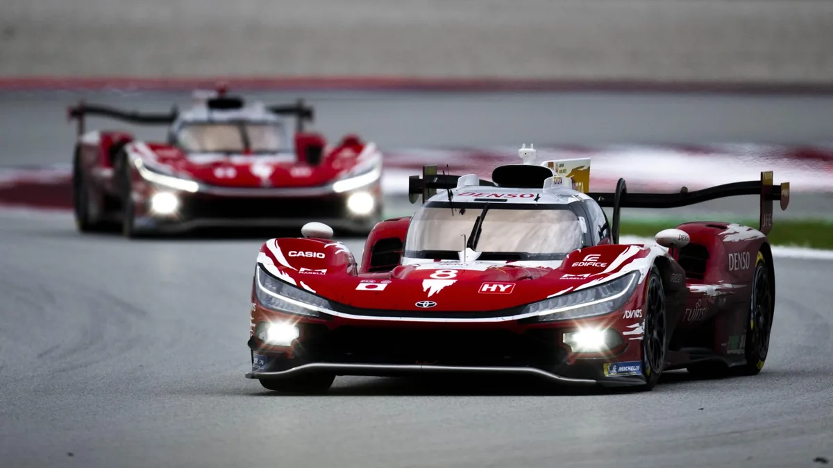 La Toyota TR010 Hybrid n°8 devant une Ferrari 499P aux 6 Heures de Barcelone, octobre 2026