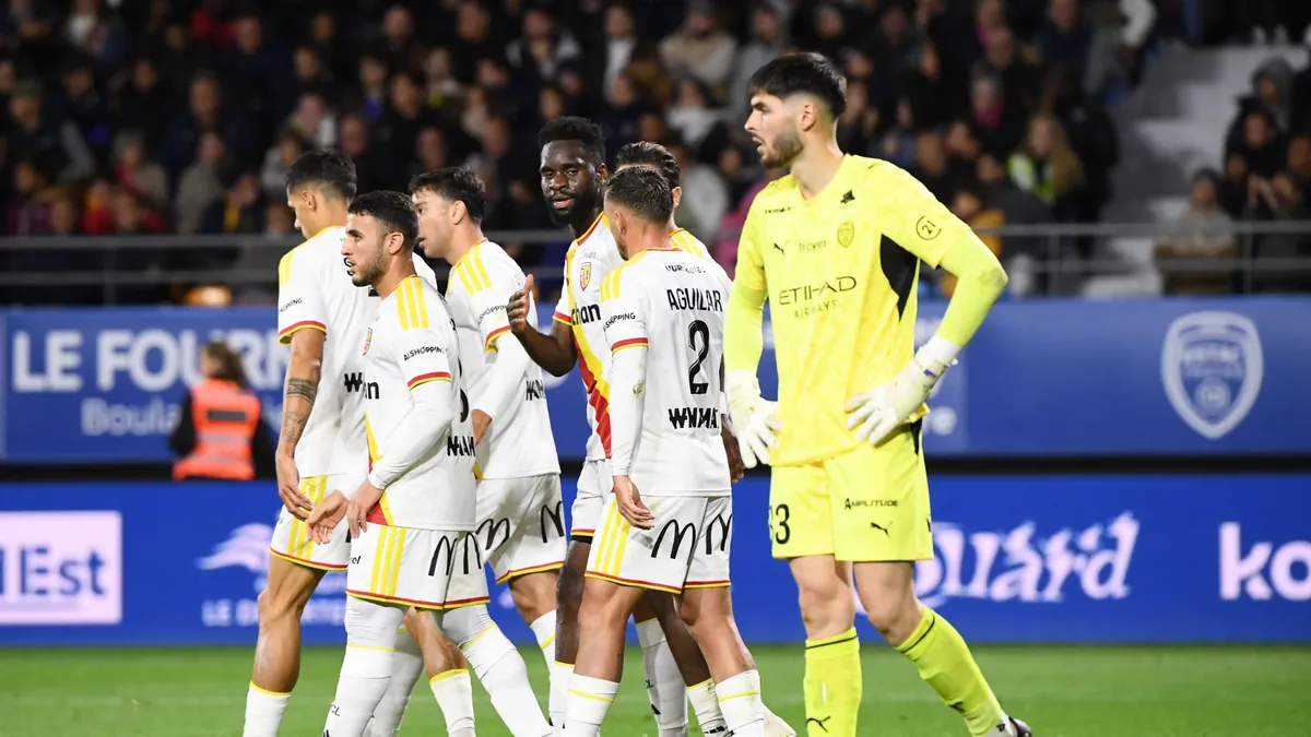 Les joueurs de Lens célèbrent un but au stade de l'Aube face à Troyes en Ligue 1, octobre 2026