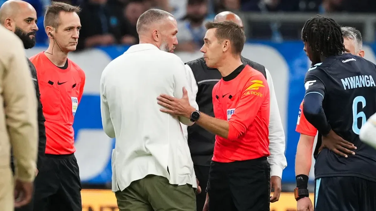 Clément Turpin face à Didier Digard au Vélodrome à la fin d'OM-Le Havre, le 25 octobre 2026