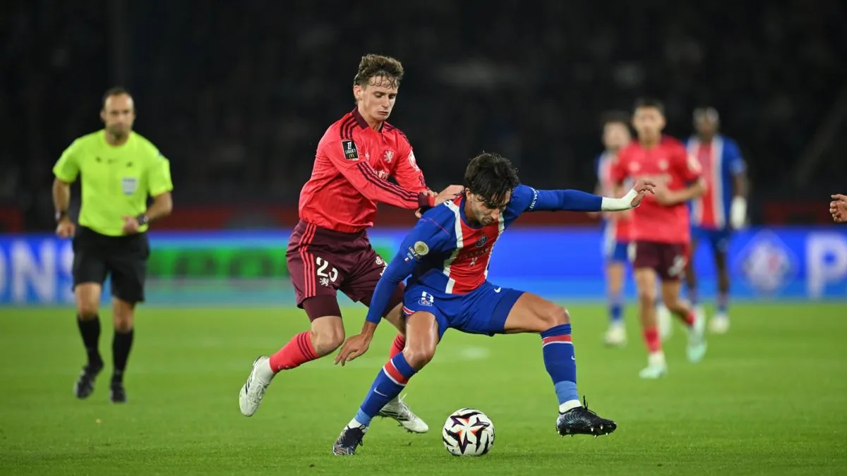 Tyler Morton sous le maillot de l'OL au duel avec un Parisien au Parc des Princes, octobre 2026