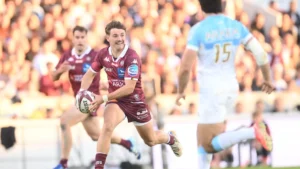 Un trois-quarts de l'UBB relance ballon en main face à Bayonne à Chaban-Delmas, 8e journée de Top 14, octobre 2026
