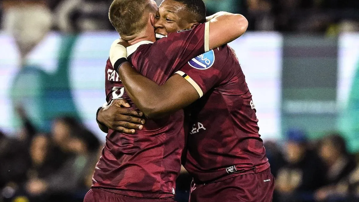 Cameron Woki et Tom Willis enlacés après la victoire de l'UBB à Clermont en Top 14, octobre 2026