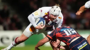 Un avant de l'UBB percute la défense de Gloucester à Kingsholm en Champions Cup, octobre 2026