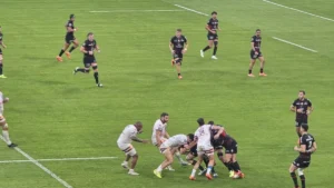 Les joueurs de l'Union Bordeaux-Bègles en maillot blanc face au Stade Toulousain en finale du Top 14, juin 2025