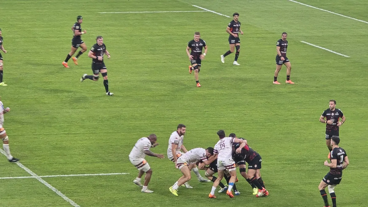 Les joueurs de l'Union Bordeaux-Bègles en maillot blanc face au Stade Toulousain en finale du Top 14, juin 2025