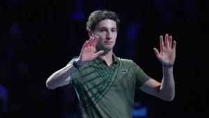 Ugo Humbert salue le public après sa victoire contre Reilly Opelka aux Swiss Indoors de Bâle, octobre 2025