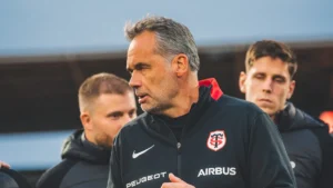 Ugo Mola, manager du Stade Toulousain, au bord du terrain avec son staff, saison 2026-2027
