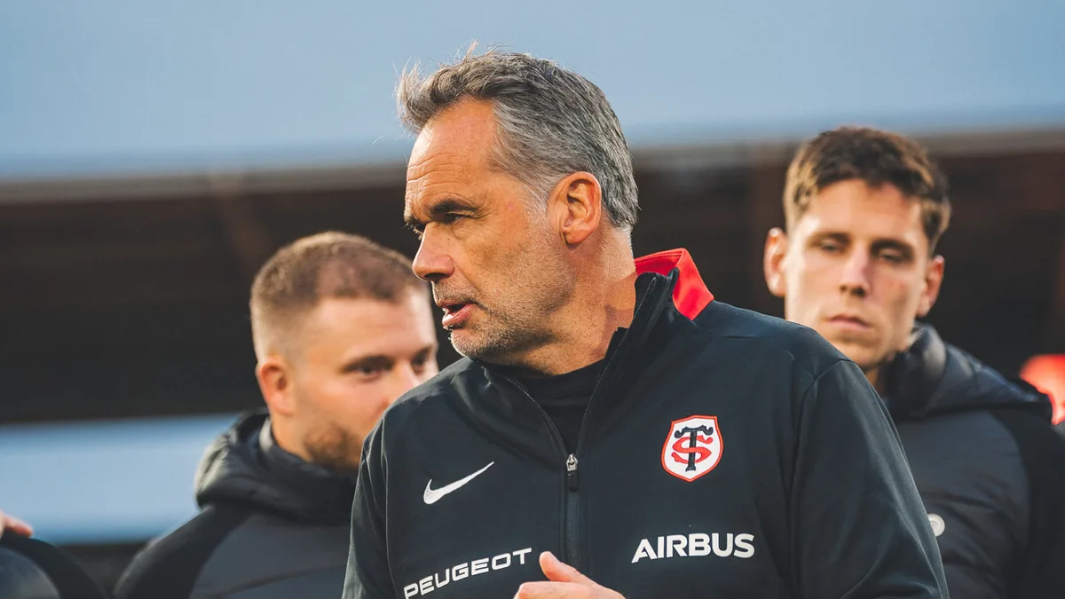 Ugo Mola, manager du Stade Toulousain, au bord du terrain avec son staff, saison 2026-2027