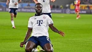 Dayot Upamecano à genoux après son but avec le Bayern Munich à Fribourg, octobre 2026