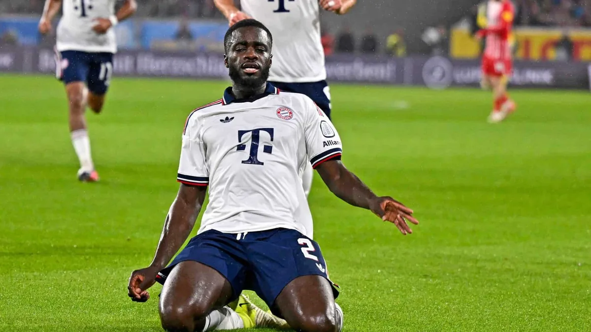 Dayot Upamecano à genoux après son but avec le Bayern Munich à Fribourg, octobre 2026