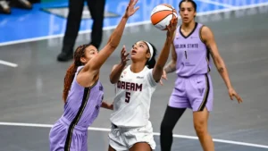 Angel Reese, de l'Atlanta Dream, au tir face à la défense des Golden State Valkyries en finale WNBA, octobre 2026
