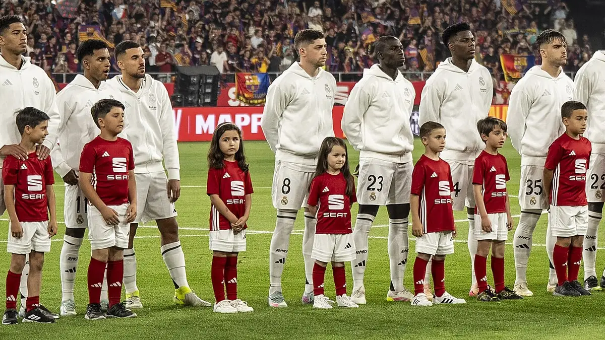 Federico Valverde (n°8) aligné avec le Real Madrid avant la finale de la Coupe du Roi à Séville, avril 2025