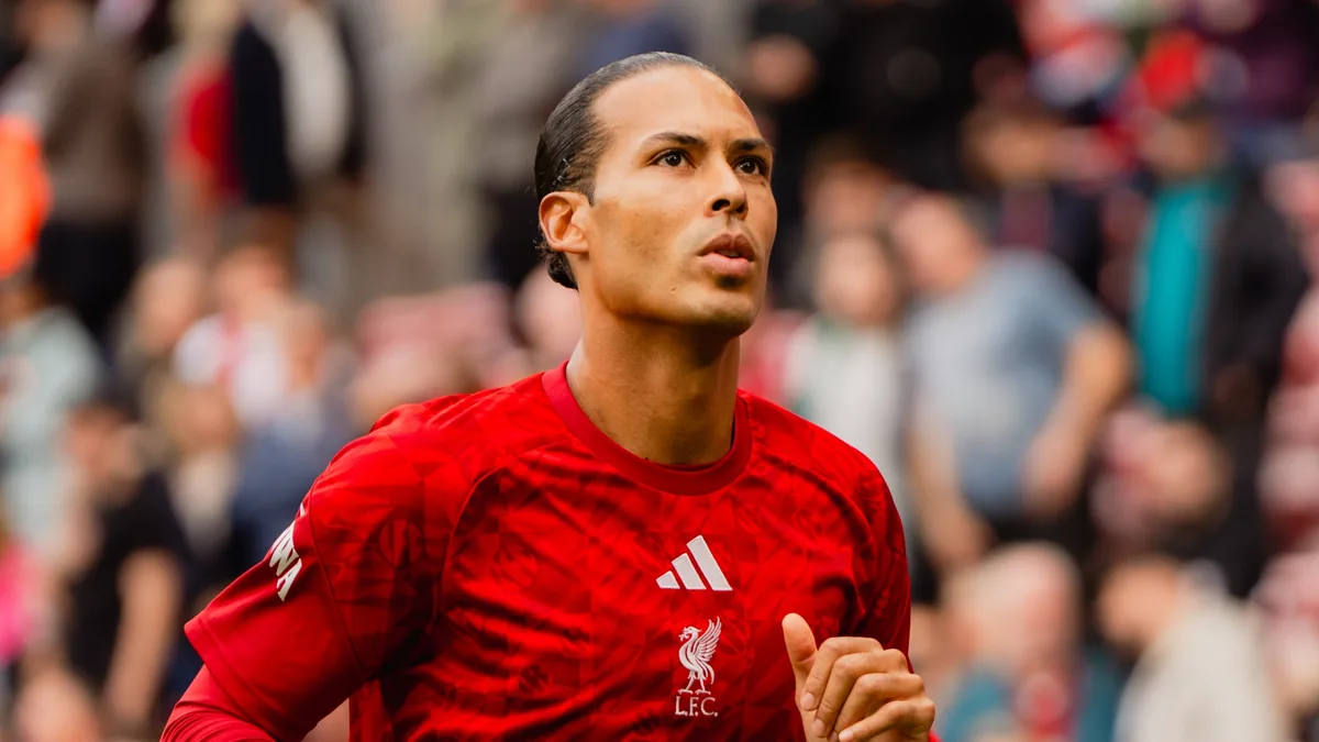 Virgil van Dijk, capitaine de Liverpool, à l'échauffement à Anfield en octobre 2026