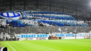 Le virage Nord du stade Vélodrome garni de supporters de l'OM lors d'un tifo bleu et blanc