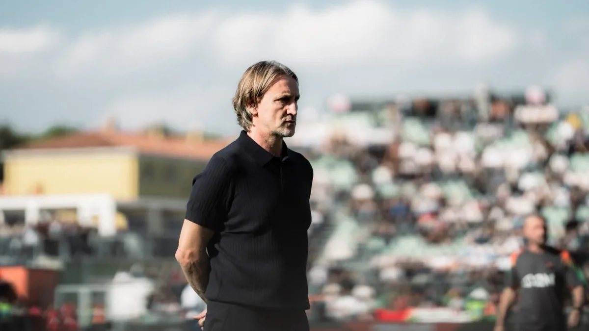 Davide Nicola, entraîneur de Venise, sur la pelouse du stade Penzo lors de Venise-Naples, octobre 2026