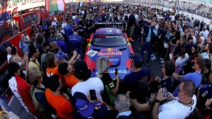 La Mercedes-AMG n°3 de Verstappen Racing entourée de spectateurs sur la grille de Portimão, octobre 2026