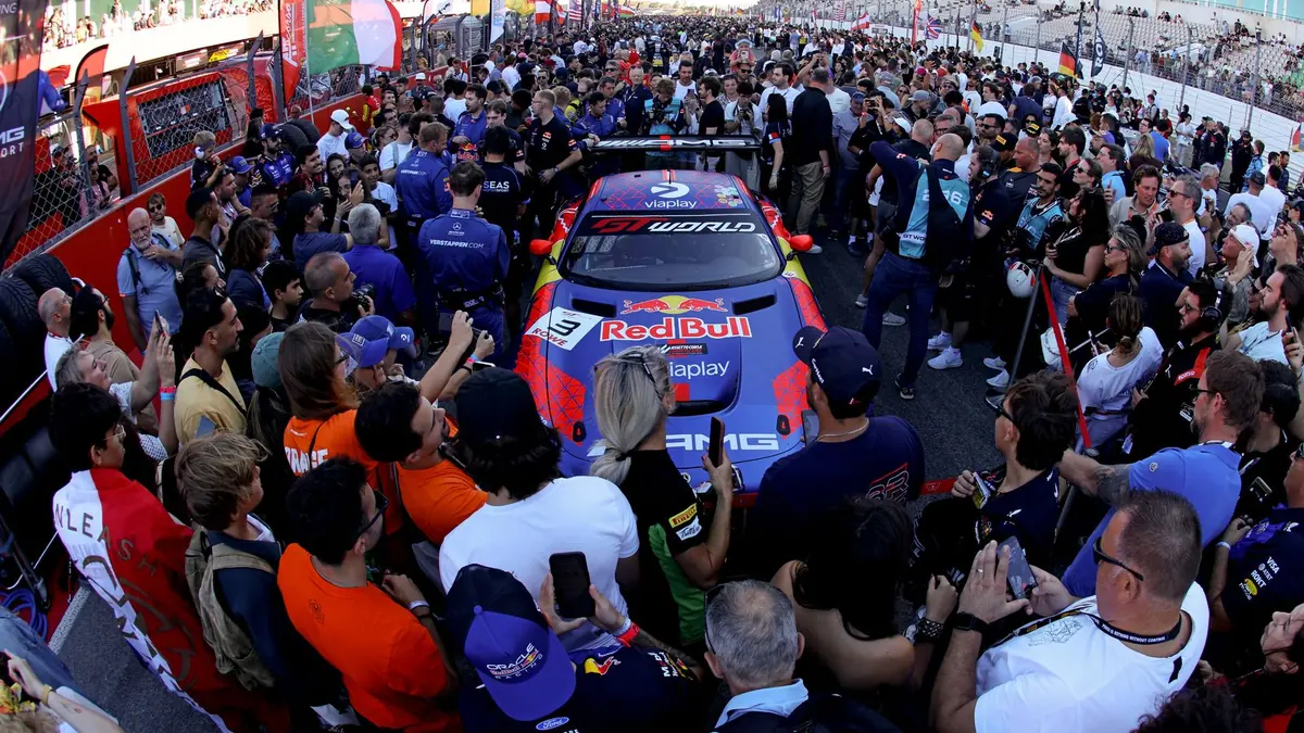 La Mercedes-AMG n°3 de Verstappen Racing entourée de spectateurs sur la grille de Portimão, octobre 2026