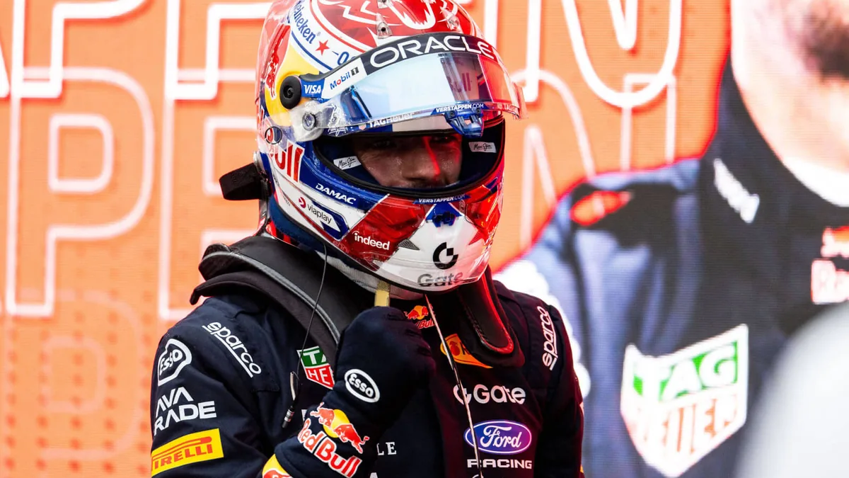 Max Verstappen, casque sur la tête, après sa pole position au Grand Prix de Singapour, octobre 2026