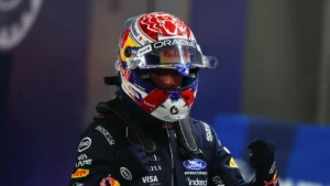 Max Verstappen, casque Red Bull sur la tête, célèbre sa pole position au GP de Singapour en octobre 2026